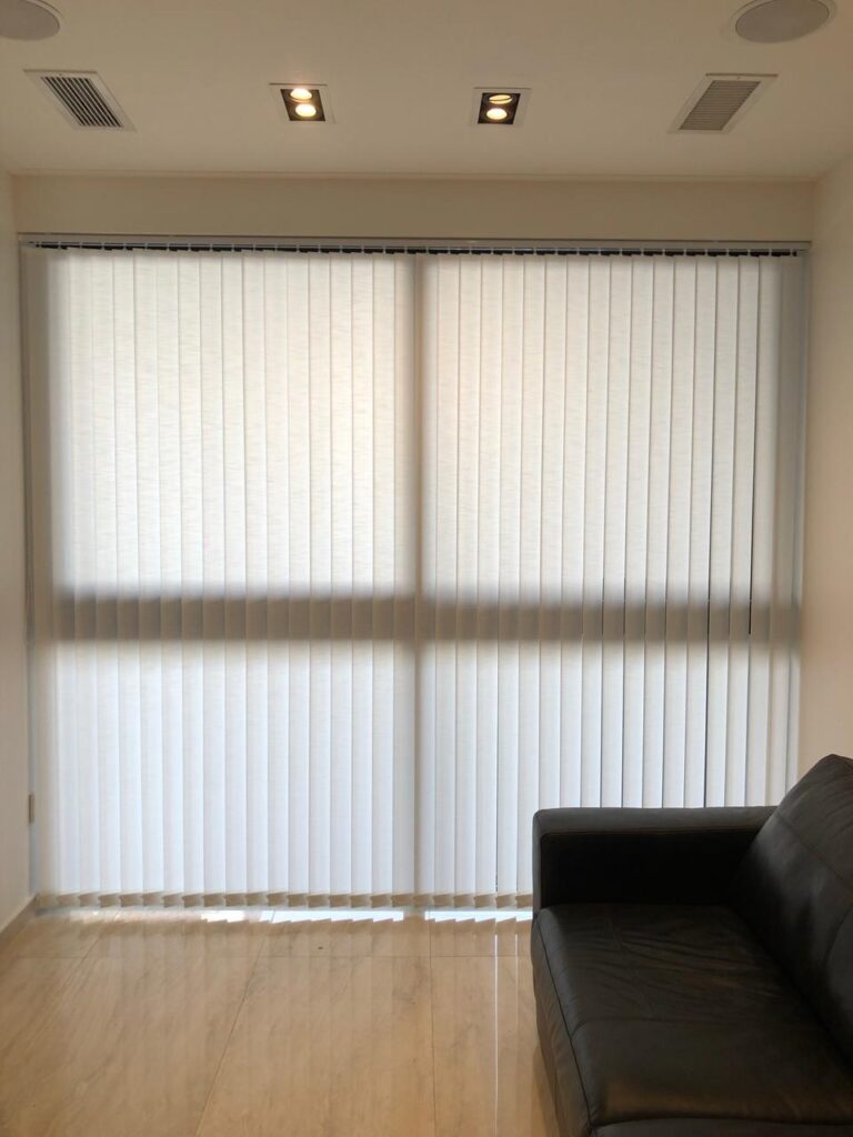 Bandas verticales de poliester blanco.