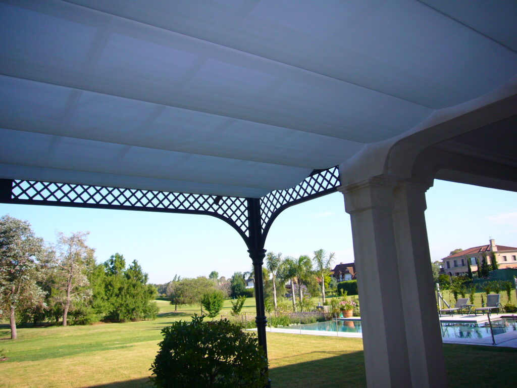 Cortinas romanas de pérgola Sunscreen de exterior blanca.