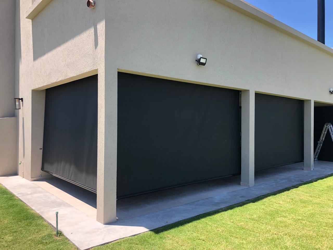 Toldo vertical Motorizado Sunscreen negro.