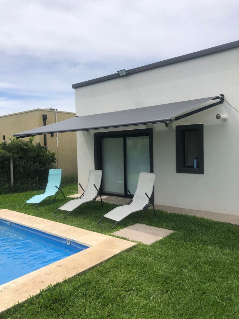 Toldo Proyectante Sunscreen de exterior gris.