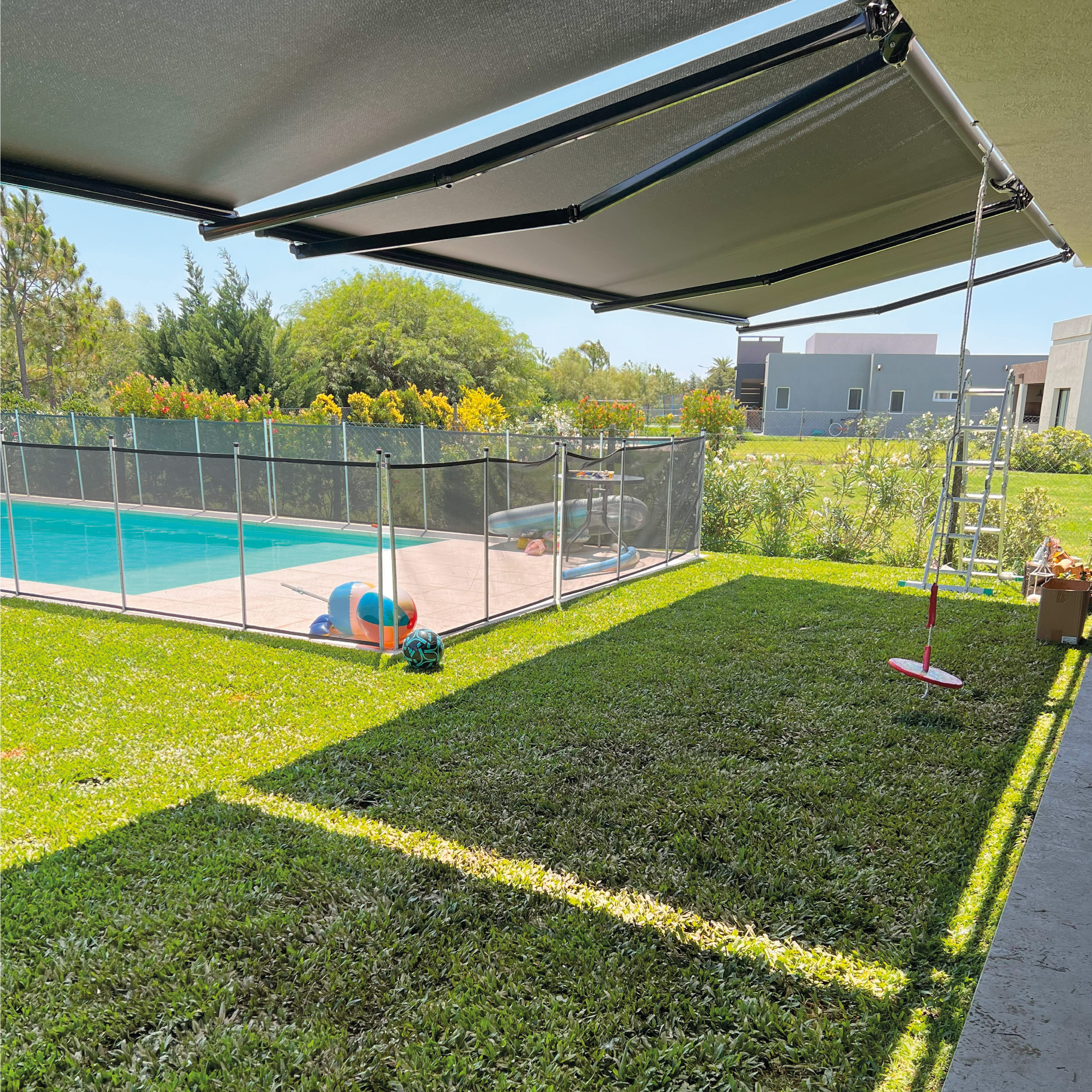 Toldo proyectante Sunscreen de exterior negra.